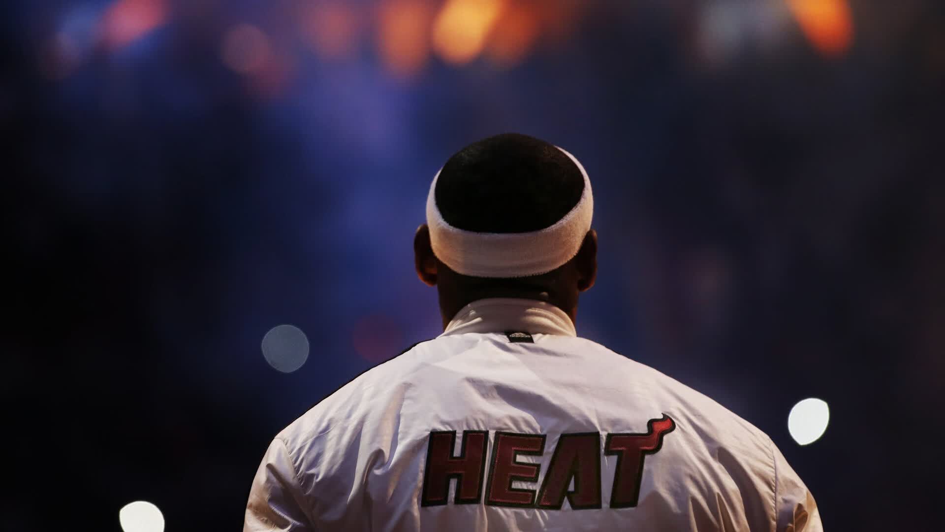 世界杯关键积分战，阿联酋4-1完胜芬兰，萨卡双响炮导演逆转，临场神调整成转折点